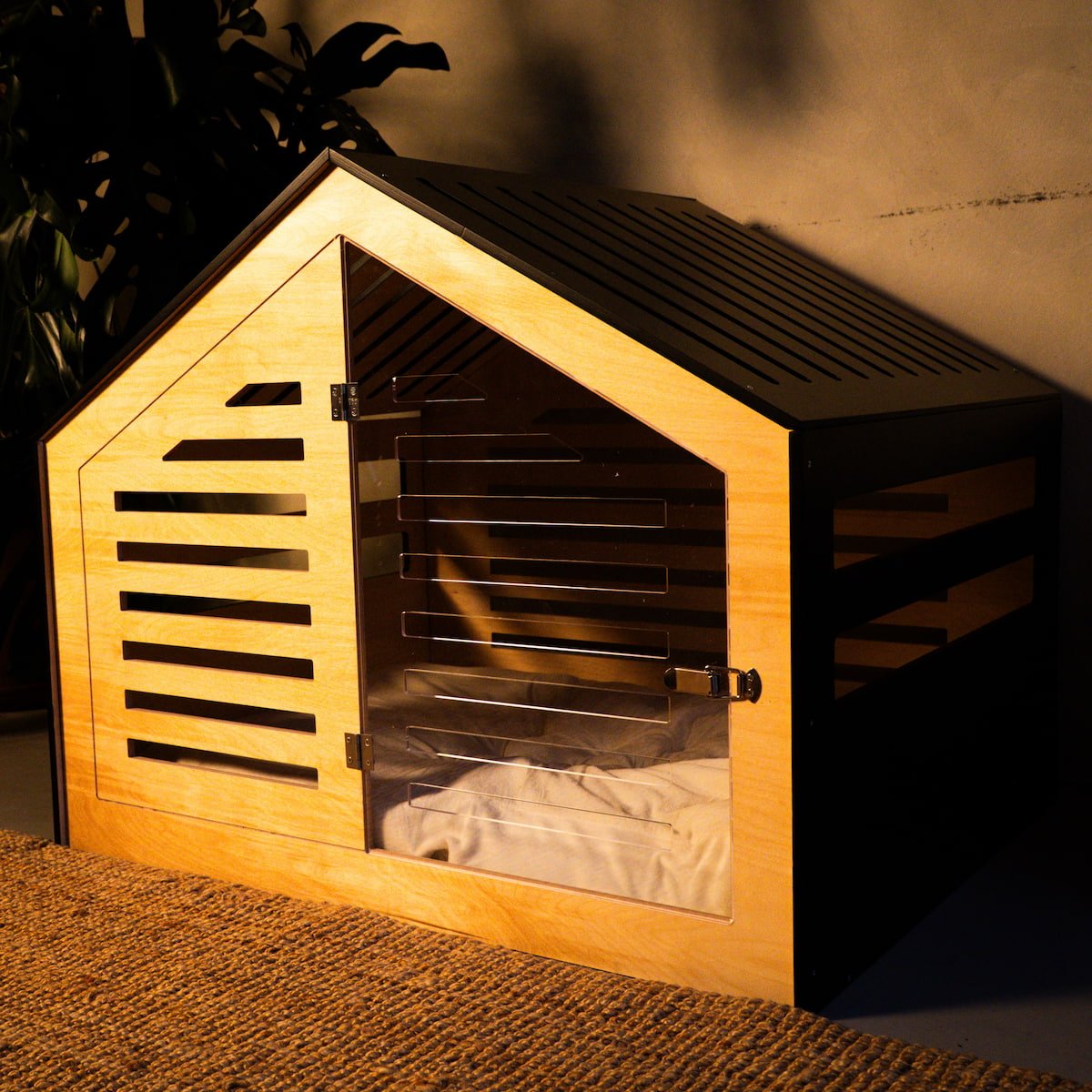 P1066324.jpg Luxury Dog House 'Estate Black' - Image 1